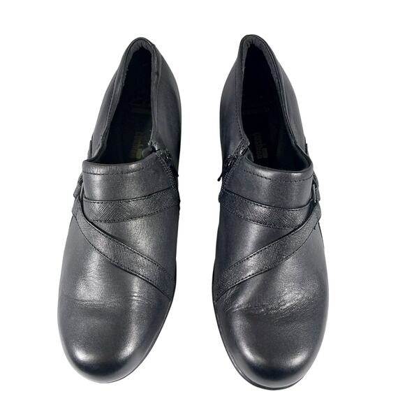 CLARKS! BLACK GENUINE LEATHER CRISS-CROSS FRONT W/BUCKLE COMFORT SHOES! SZ 8.5M - Picture 4 of 10